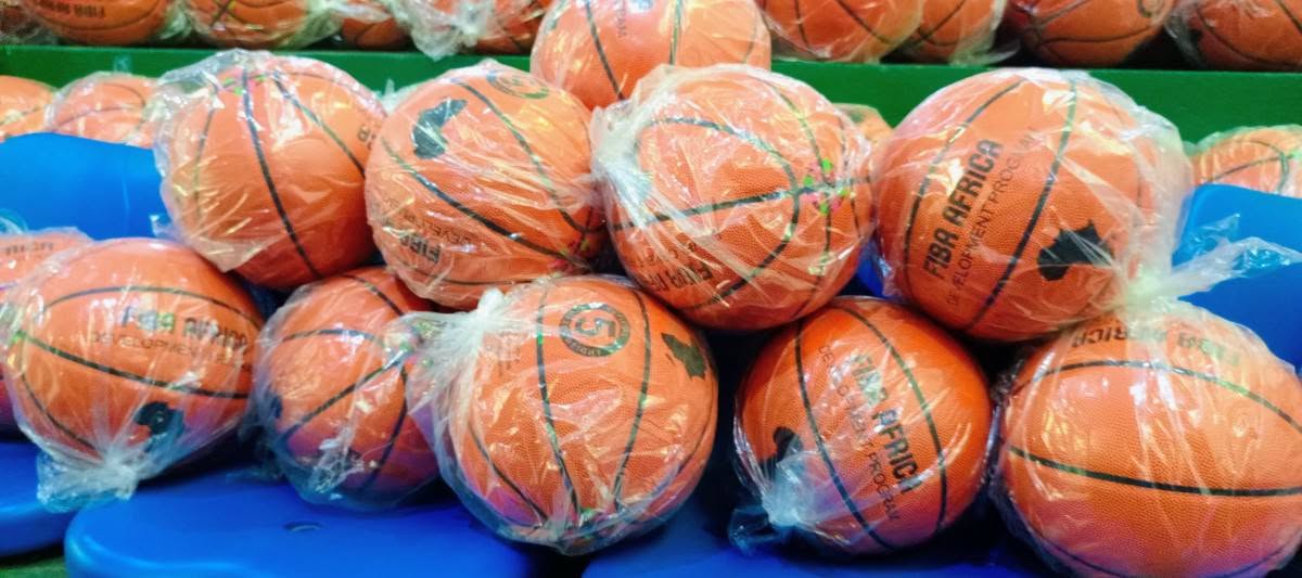 Remise de 460 ballons offerts par la FIBA, lors de l'Afro basket U18 masculin et féminin d'Abidjan en Côte d'Ivoire 2026.